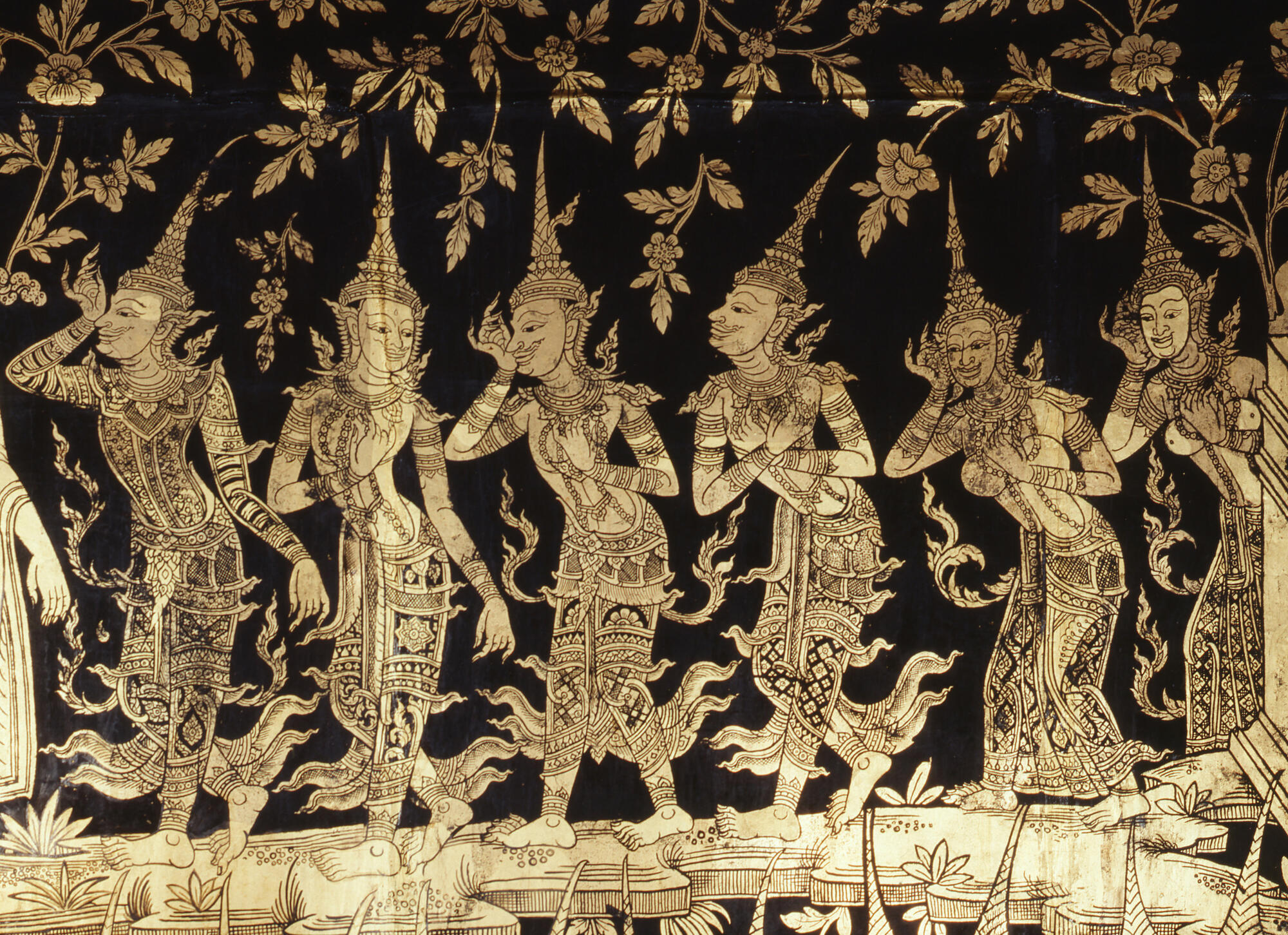 Les princes (ˆ gauche) et les princesses Malla de Kusinara (ˆ droite) viennent rendre hommage au Bouddha qui vient de mourir ˆ l'‰ge de 80 ans dans la ville de Kusinara. Le geste de la main appuyŽe sur la joue signifie la tristesse et les pleurs. Episode de la Vie du Bouddha (le Mahaparinirvana, la "Grande Totale Extinction"). Ho Kien (Pavillon de laque) Palais de Suan Pakkad- Bangkok (Tha•lande). Ecole de Ratanakosin.Technique de laque noire et or sur bois.DŽbut du 19me sicle. 